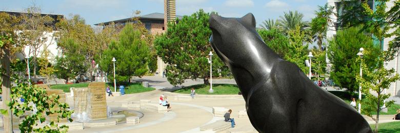 BB电子大学阿塔拉广场的黑豹雕像